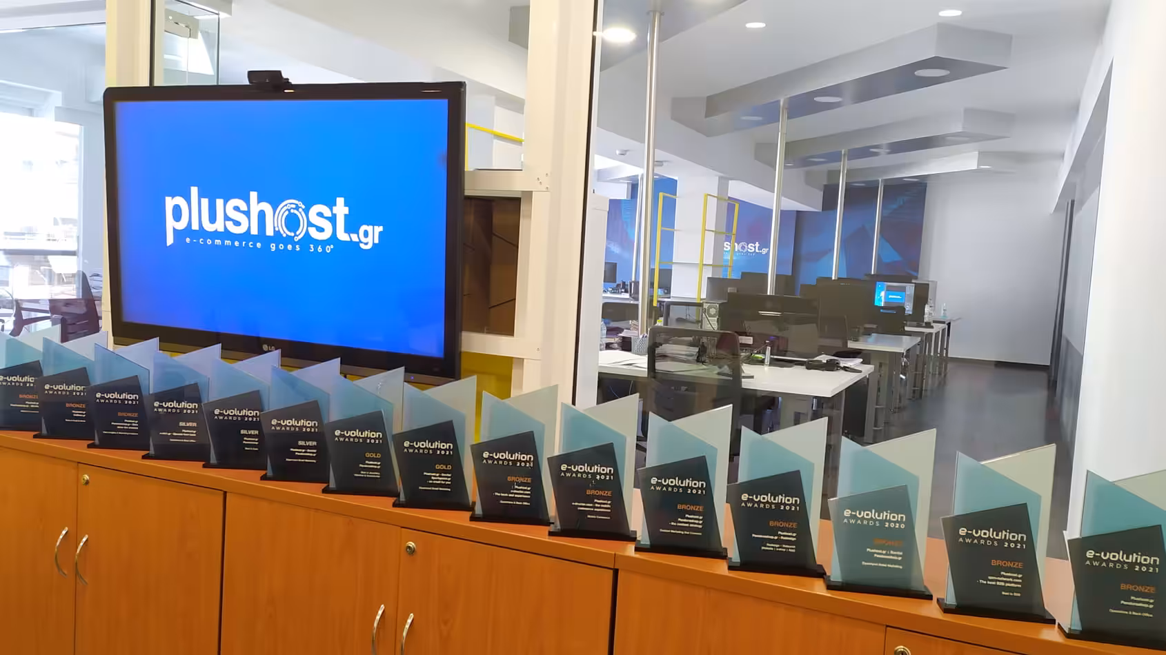 Στην Plushost είμαστε ερωτευμένοι με τη δουλειά μας και τέτοιους πελάτες αναζητούμε